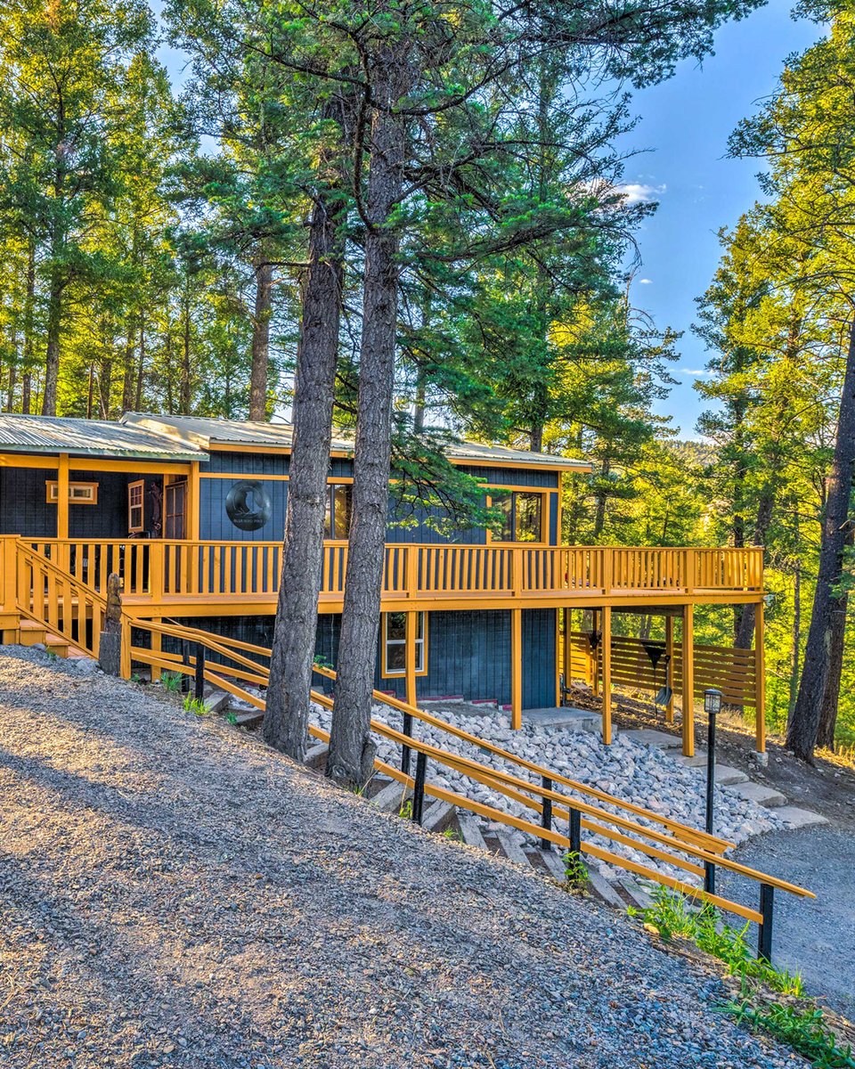 🗻 #TripspoTuesday🌲 See why New Mexico is a sleeper spot for mountain vacation rentals at this fabulous Ruidoso stay: 🛀 Wraparound deck with hot tub 🧲 Horseshoes, cornhole, and games 🌳 Forest and foothill views 🏊🏽 <5 miles to Grindstone Lake l8r.it/0QgX