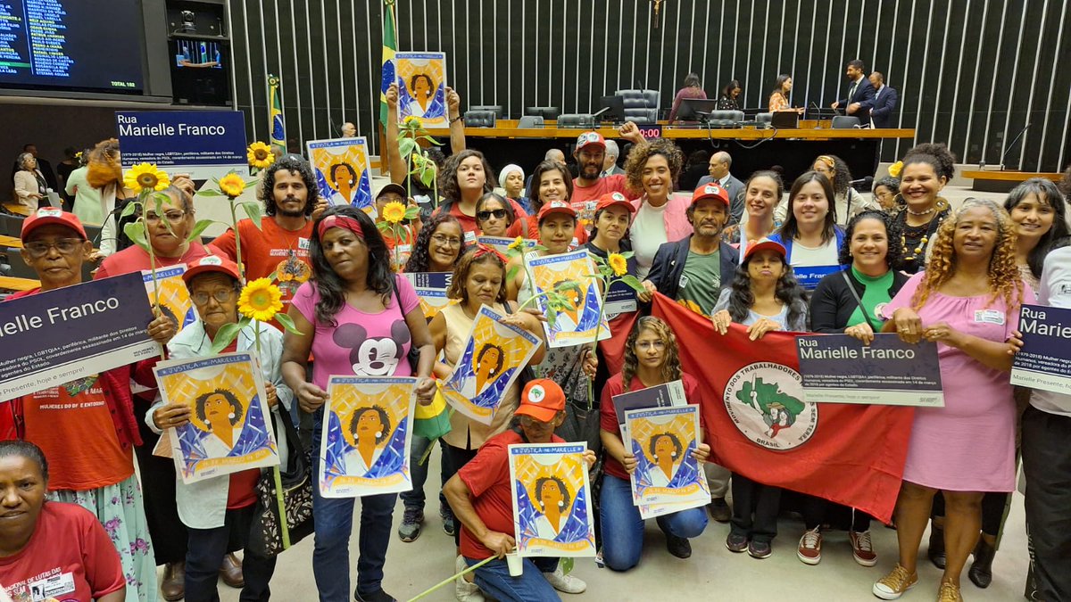 MST_Oficial's tweet photo. ✊🏾 O MST esteve presente na Sessão Solene por Justiça para Marielle Franco e Anderson Gomes, que ocorreu nesta terça (26), na Câmara dos Deputados, em Brasília.

🚩 Cobramos que os responsáveis pelo crime sejam devidamente responsabilizados. 

📸 @lecaracortada

#MarielleVive https://t.co/CA21wWLiqE