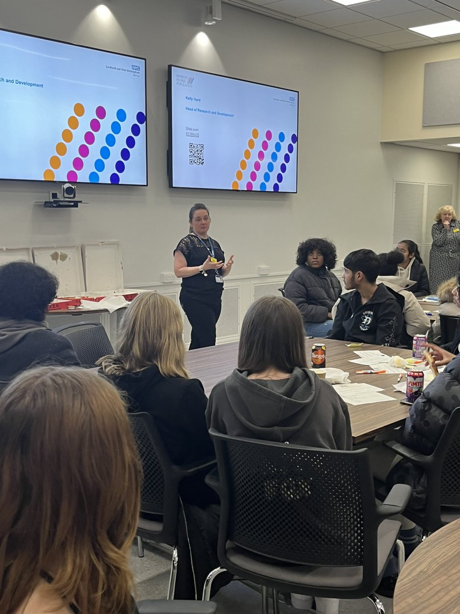 salterscottj's tweet image. Kelly Hard, our Head of Research and Development @SWBHnhs delivering a really fun session. Using a chocolate button’s trial to introduce Youth Space member’s to a blind randomised control trial @MelR4970 @cheznewt #learningthroughfun