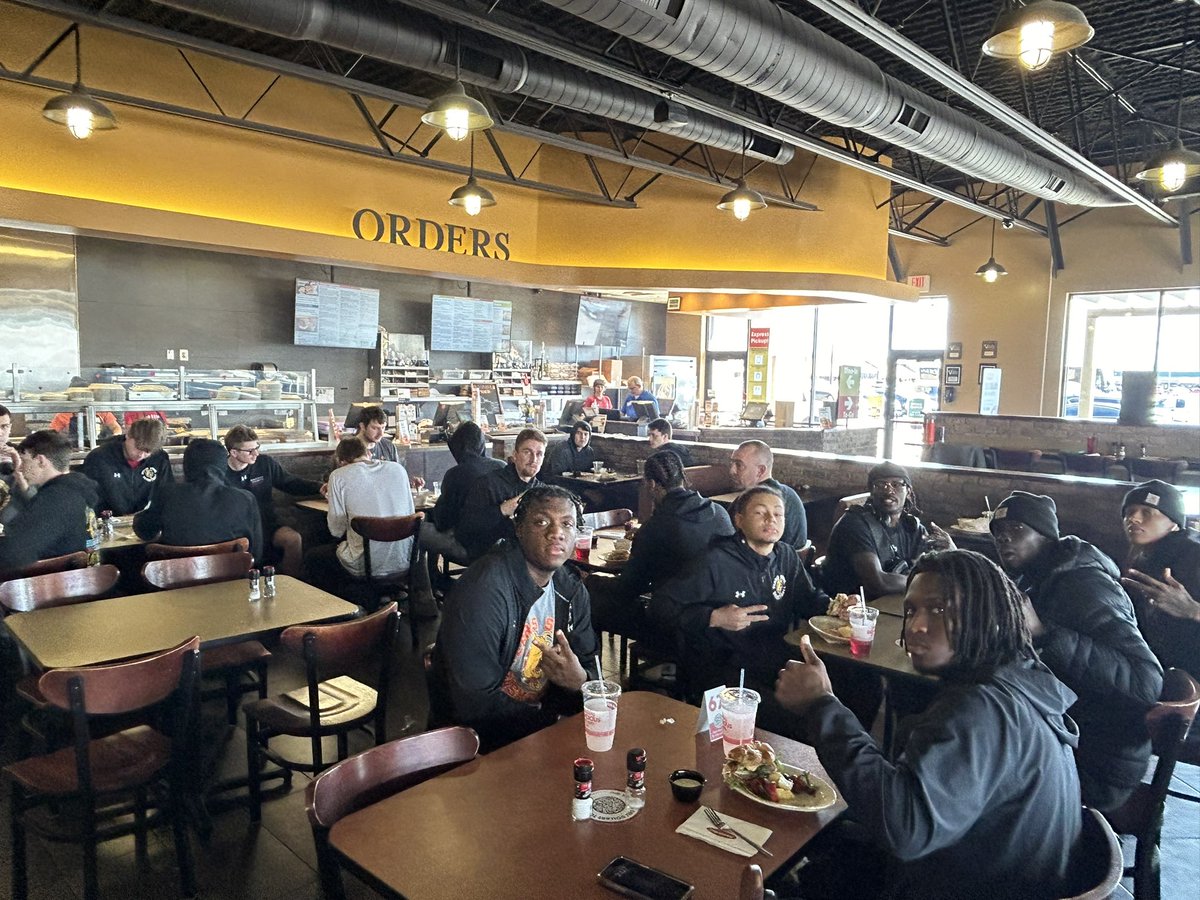 Pregame team meal before our #eliteeight game tonight 👀