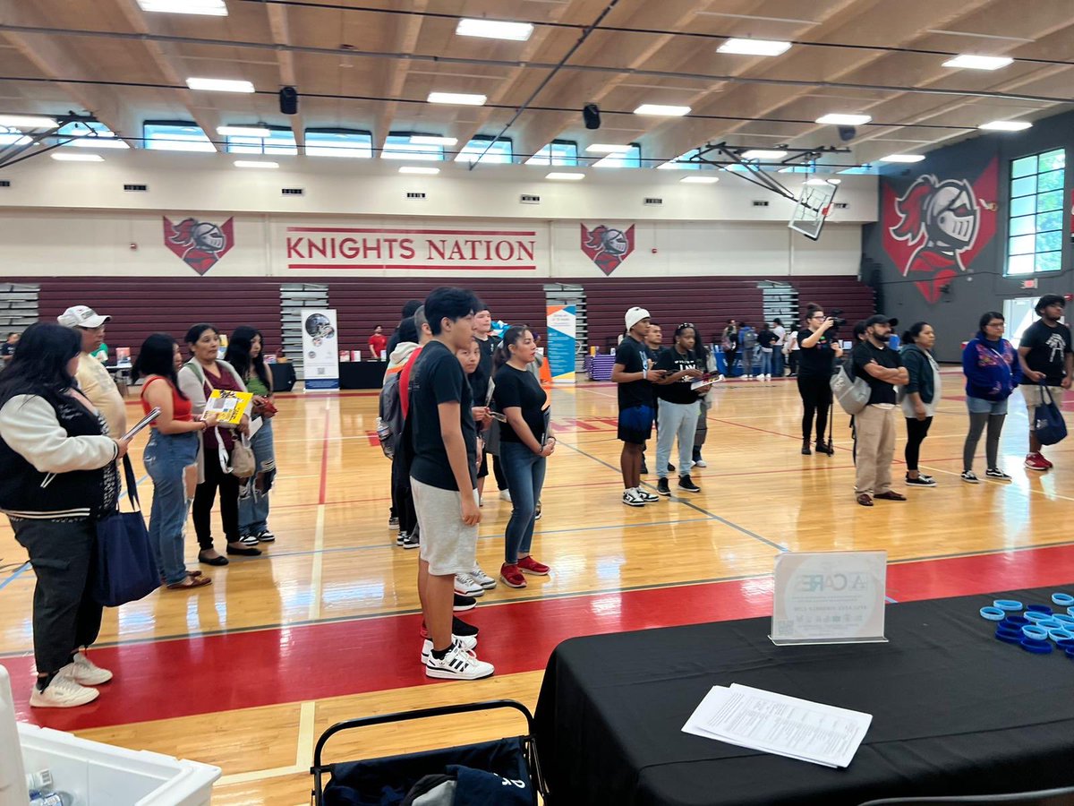 📚We recently participated in @apsupdate Spanish Language College and Career Event at Midtown High School! 📣Organizations presented on scholarships, DACA, and saving for college, while others provided resources for families and students preparing for college and the workforce.