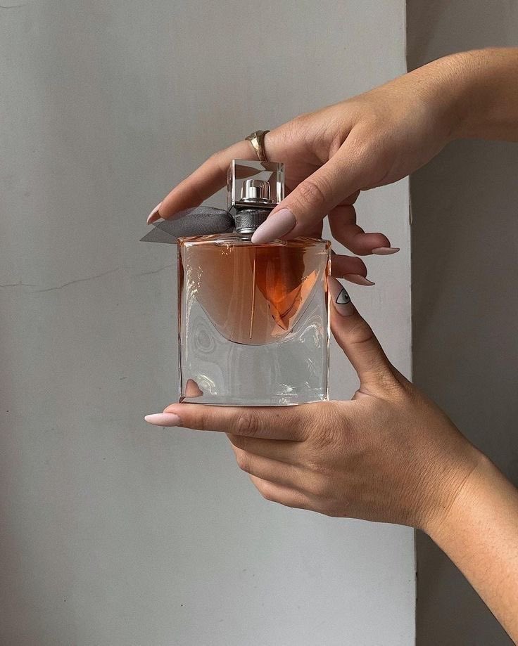 RoyalRoze_'s tweet photo. استعدّي لاستقبال عيدك بأناقة ورقي مع أفضل 3 عطور انثوية✨

1-عطر "لا في ابيل" من لانكوم: الأزهار والفانيليا الرقيقة.
2-"شانيل نوميرو كاتر" من شانيل: البرغموت والياسمين.
3-"فلاوربومب" من فيكتور اند رولف: الزهور الطبيعية.

تسوقي الان 
 https://t.co/ZHQlJeJwkM 
#رابطة_عشاق_العطور https://t.co/BQOuqSwTWw