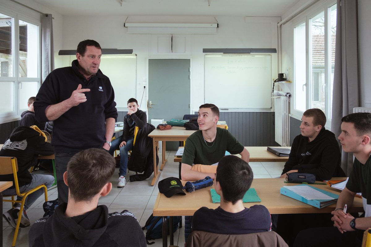 J'étais aujourd'hui de retour à la MFR de Beaulieu-les-Fontaines avec Enzo et Mathéo. C'était cours d'agriculture avec Éric, en classe, dans les champs et pour finir à la concession New Holland. #trouversavoie #CAP #enseignementpro @les_arenes