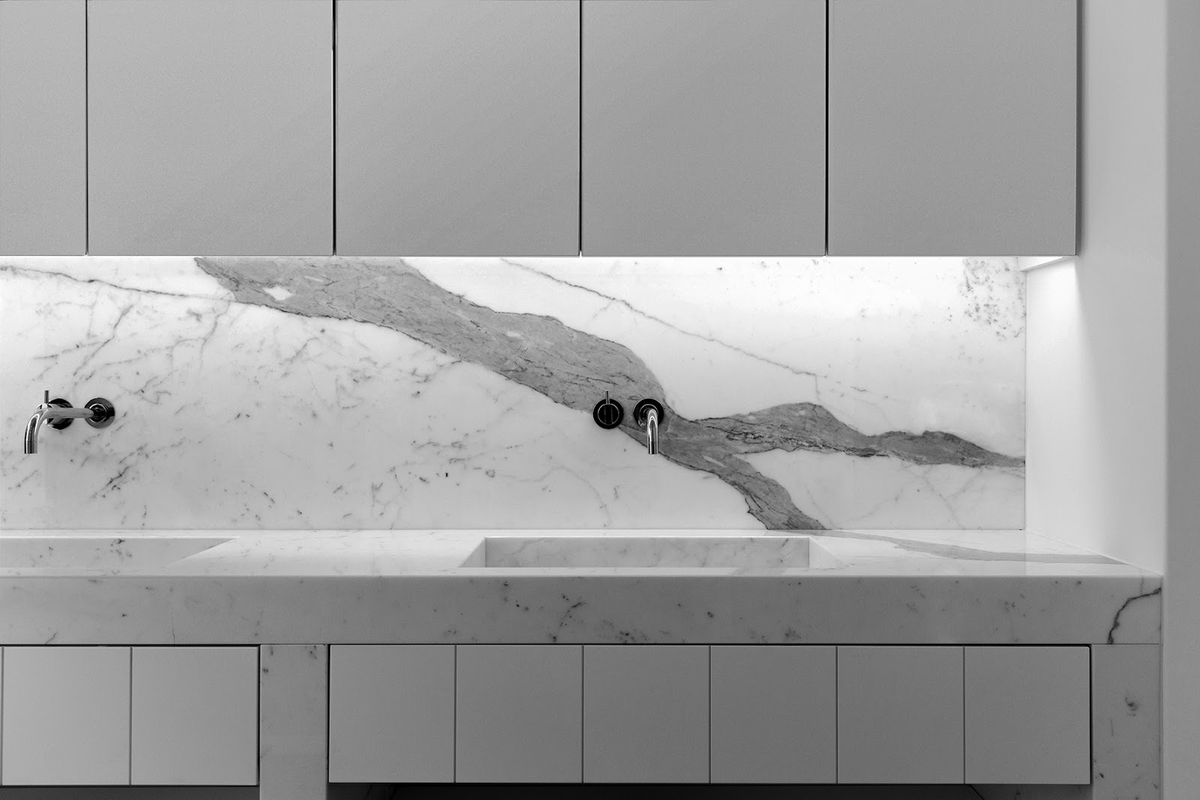 🌿 Statuario marble captures the natural beauty in every slab. Its exquisite veining and luminous white background evoke the majestic beauty of Carrara, Italy, where this iconic stone originates. Let's bring a piece of Italian elegance into your home! (916) 387-6366