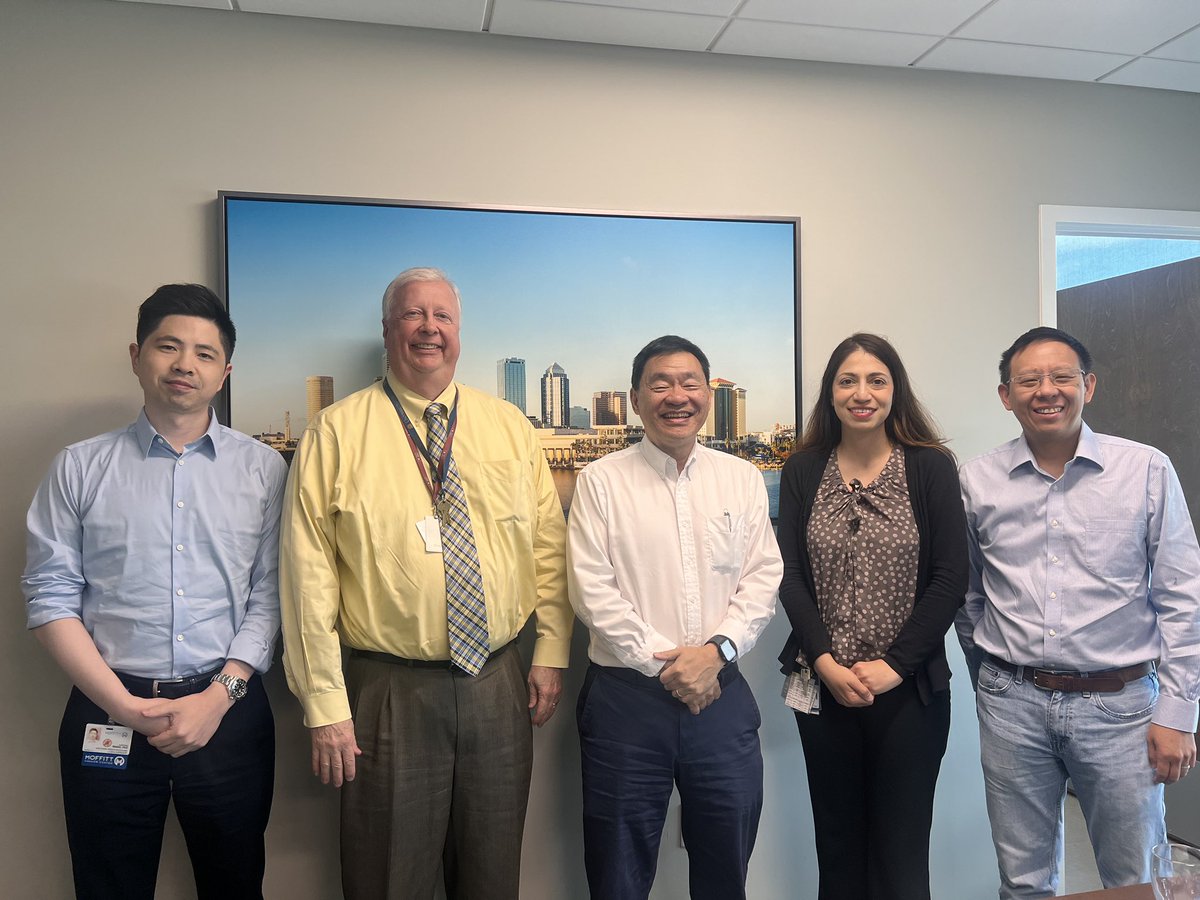 Enjoyed lunch and the opportunity to connect with fellow Moffitt Cancer Center leaders today! It is important to me to keep open communication among our faculty, so we stay aligned and focused on our lifesaving mission! Thanks for joining me @xuefwang, John Arrington, MD,