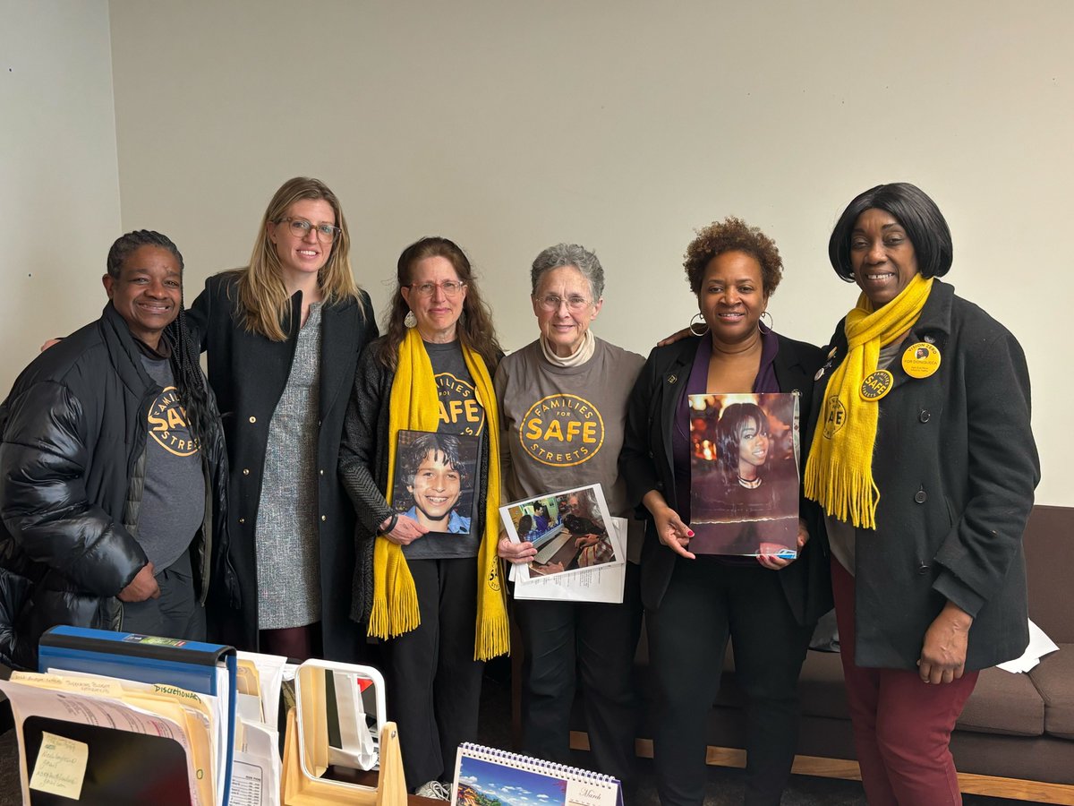 Thank you @NikkiLucasNYC for meeting with us today and for agreeing to sign on in support of #SammysLaw! We must pass this in the budget and empower NYC to save lives on our streets.