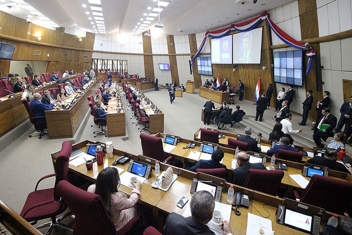 elnacionalpy's tweet photo. UNA VERGÜENZA | 🇵🇾🇵🇾🇵🇾

🔹La Cámara de Diputados rechazó el proyecto de ley que establecía que los congresistas debían presentar sus antecedentes académicos y su legajo profesional antes de ser electos como representantes ante el Jurado de Enjuiciamiento de Magistrados. 

🔹 Hubo 32 votos por el rechazo y 21 por la aprobación.

#ElNacional