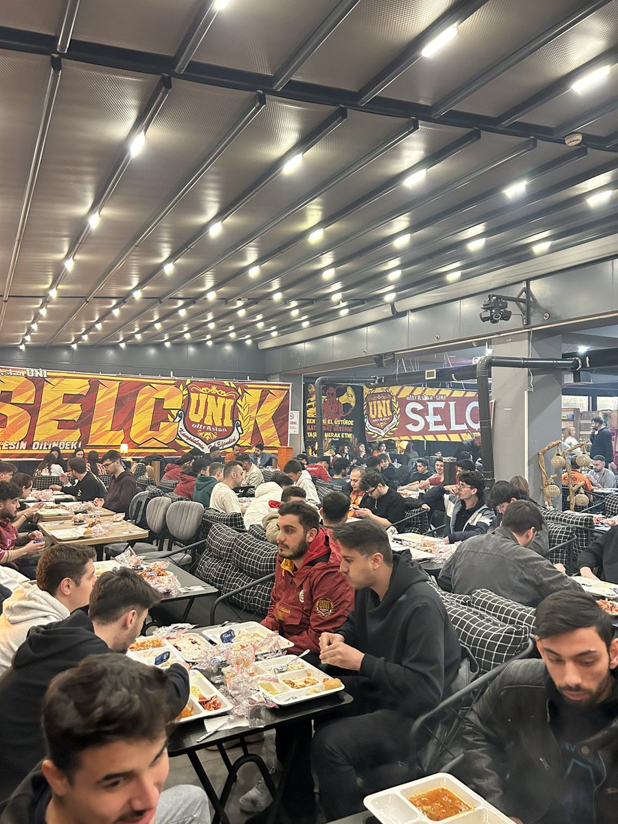 Geleneksel ultrAslan SELÇUK UNI iftar organizasyonumuzu gerçekleştirdik.Katılım sağlayan tüm kardeşlerimizin ayağına sağlık. #ultrAslanUNI