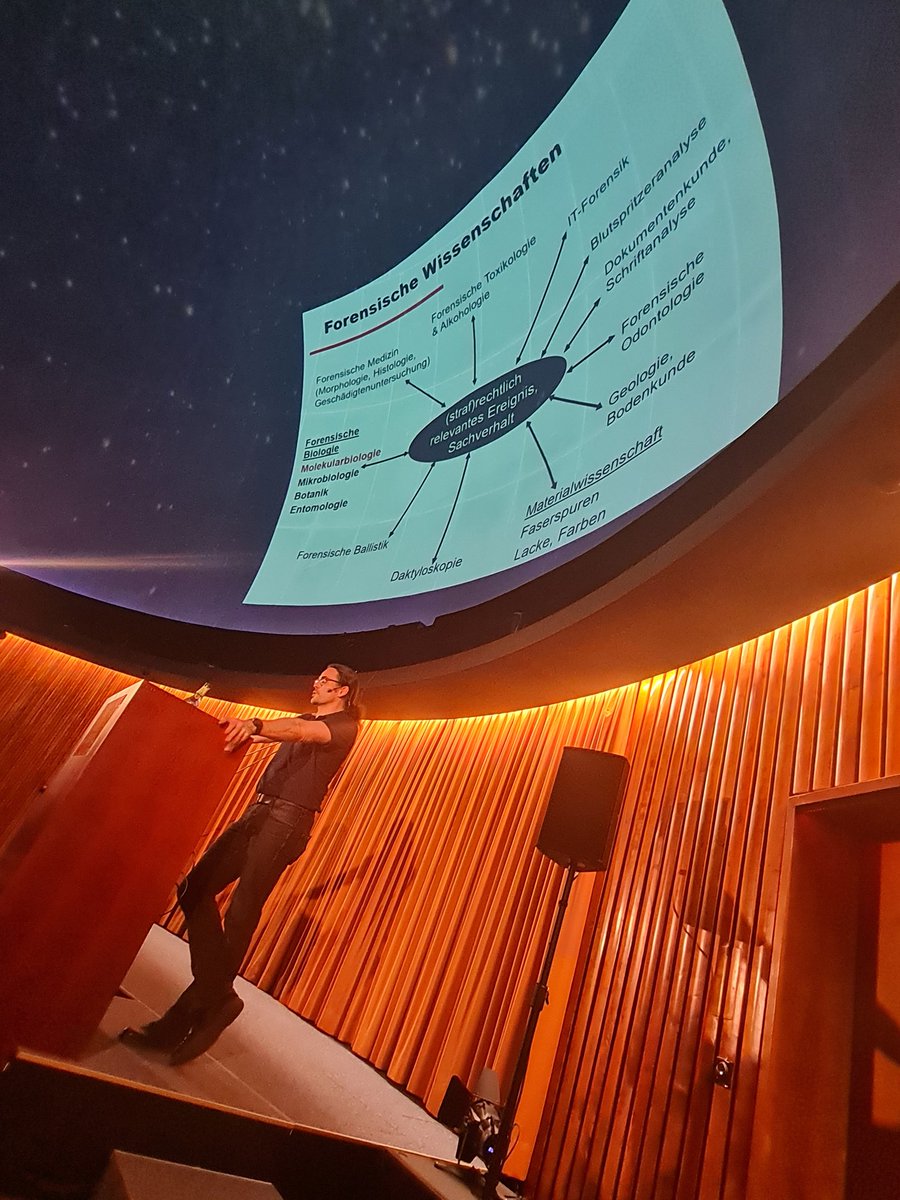 Der Referent @bloodnacid erläutert seine Fachdisziplin, die forensischen Wissenschaften - im Planetarium #Nürnberg in der Reihe #vomreizdesübersinnlichen. #Forensik #Molekularbiologie