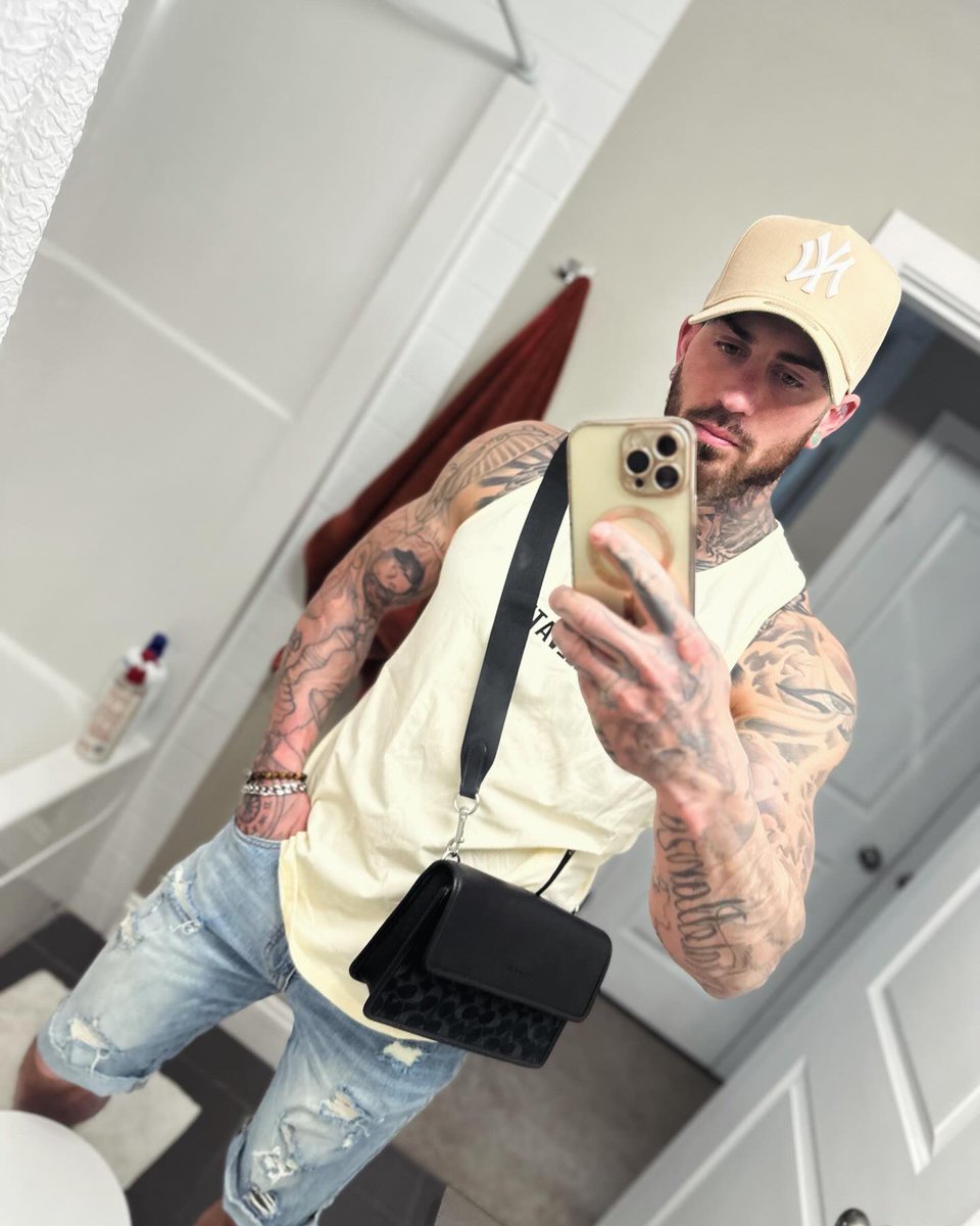 xlainesavage's tweet photo. Currently Taking applications for a relationship . Who wants to date me ? 

#love #passion #daddy #fyp #onlyfansbabe #tattoos #bachelor #single #italianstallion https://t.co/chdZmL54A5