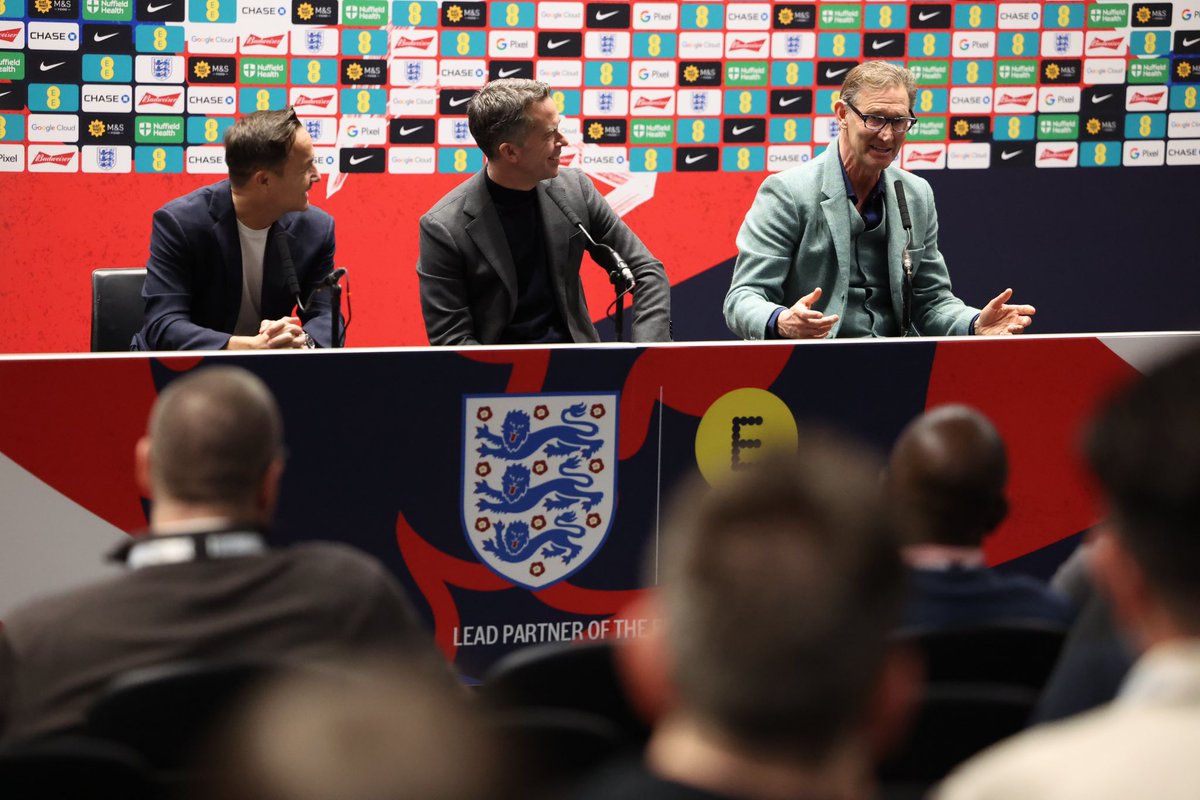 Real pleasure spending time with some very lucky fans on behalf of @ClubWembley and with the wonderful Jill Scott, Dennis Wise and David Jones. Thanks for having me and Come On England!🏴󠁧󠁢󠁥󠁮󠁧󠁿