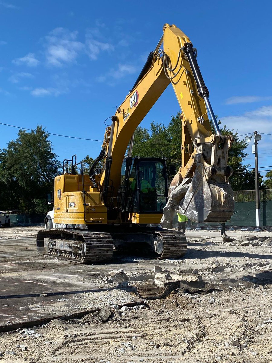 Today we broke ground on the new pool and park enhancement project at West End Park. Stay tuned for the upcoming updates. Hoy fue la inauguración de la construcción de la nueva piscina y mejoras al parque West End. Estén atentos para a las próximas actualizaciones.