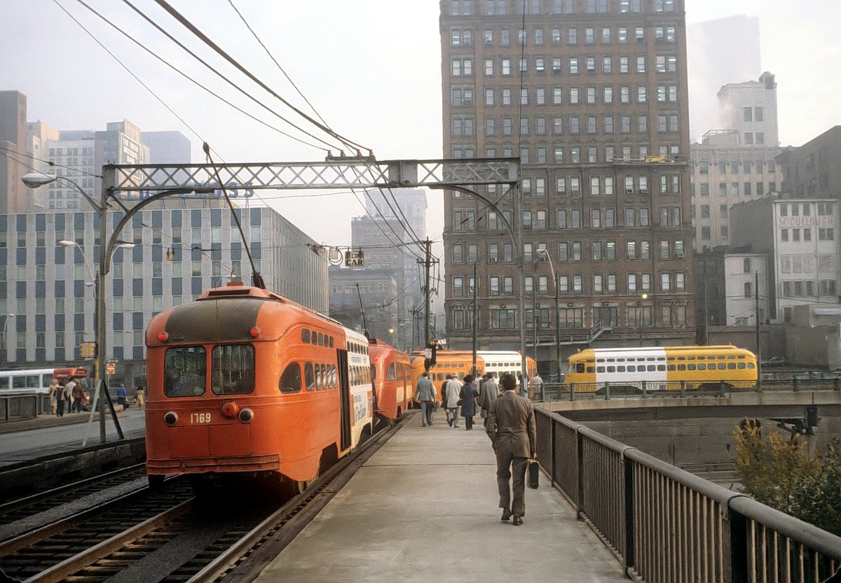 wqed's tweet photo. Inbound streetcars crossing the Monongahela via the Smithfield Street Bridge. A 1978 #TrolleyTuesday 📸 from Marty Bernard. 🚃 https://t.co/SlhyBEFrco