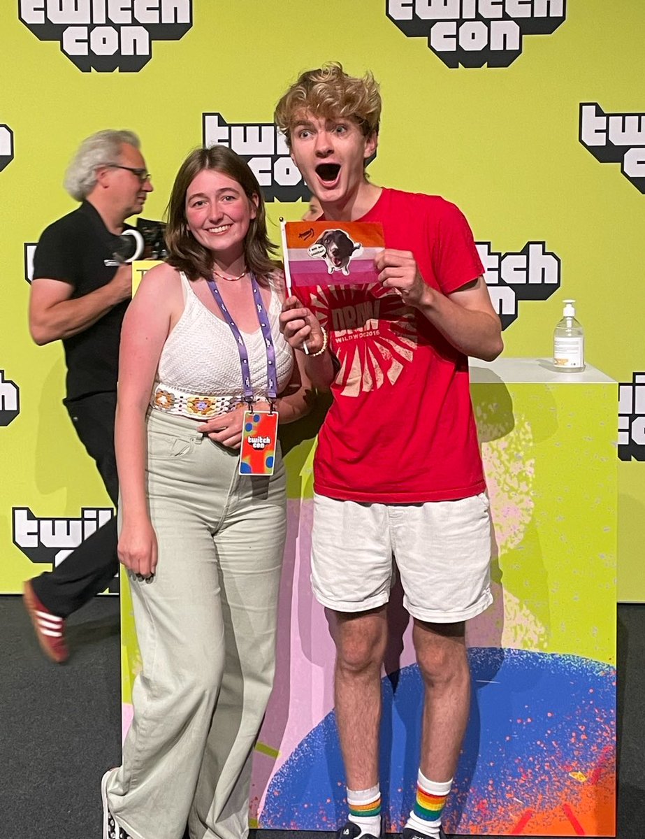 mellohibench's tweet image. i think my biggest accomplishment in life is how many times i’ve given tommyinnit a lesbian flag to keep or hold. this has done great things for society