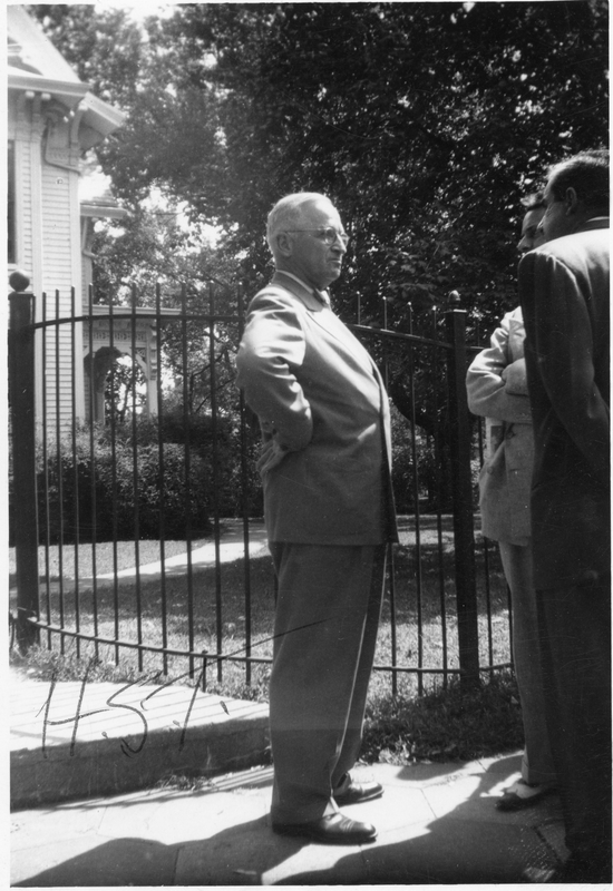 This week’s #Harry140 photo is a post-Presidential one! People would often drive by the Truman Home, hoping to see a glimpse of Mr. Truman. They would catch him while he was outside & he would speak with visitors. trumanlibrary.gov/photograph-rec…