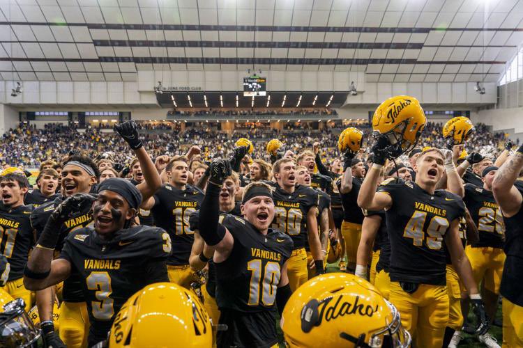 Vandal Football needs you! Help our Football team prepare for the upcoming season by being a part of Vandal Giving Day 2024! V’s ⬆️✌🏼 vandalsgive.uidaho.edu/vgd24?utm_sour…