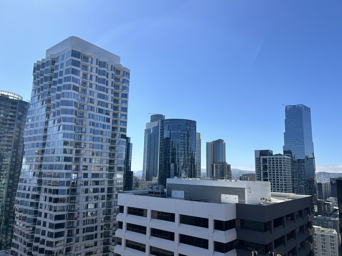 coachpdoherty's tweet photo. Beautiful, clear, low wind day in San Francisco today. View looking South East towards the Bay Bridge and South towards downtown. #highrises #development #construction https://t.co/uuBBI0VGFg