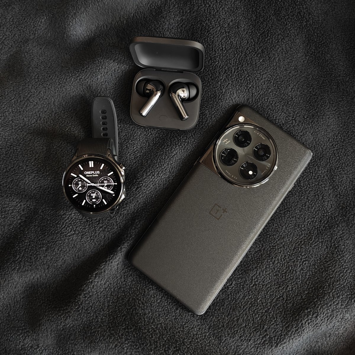 Let's see your everyday carry. 👇 #OnePlus12 #OnePlusWatch2 #OnePlusBuds3