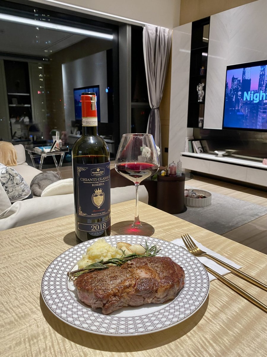 I don’t want to make dinner for one person too complicated🍴。A piece of steak🥩, a glass of red wine🍷。Watch your favorite drama while eating, eat and drink enough ~ sleep well💤