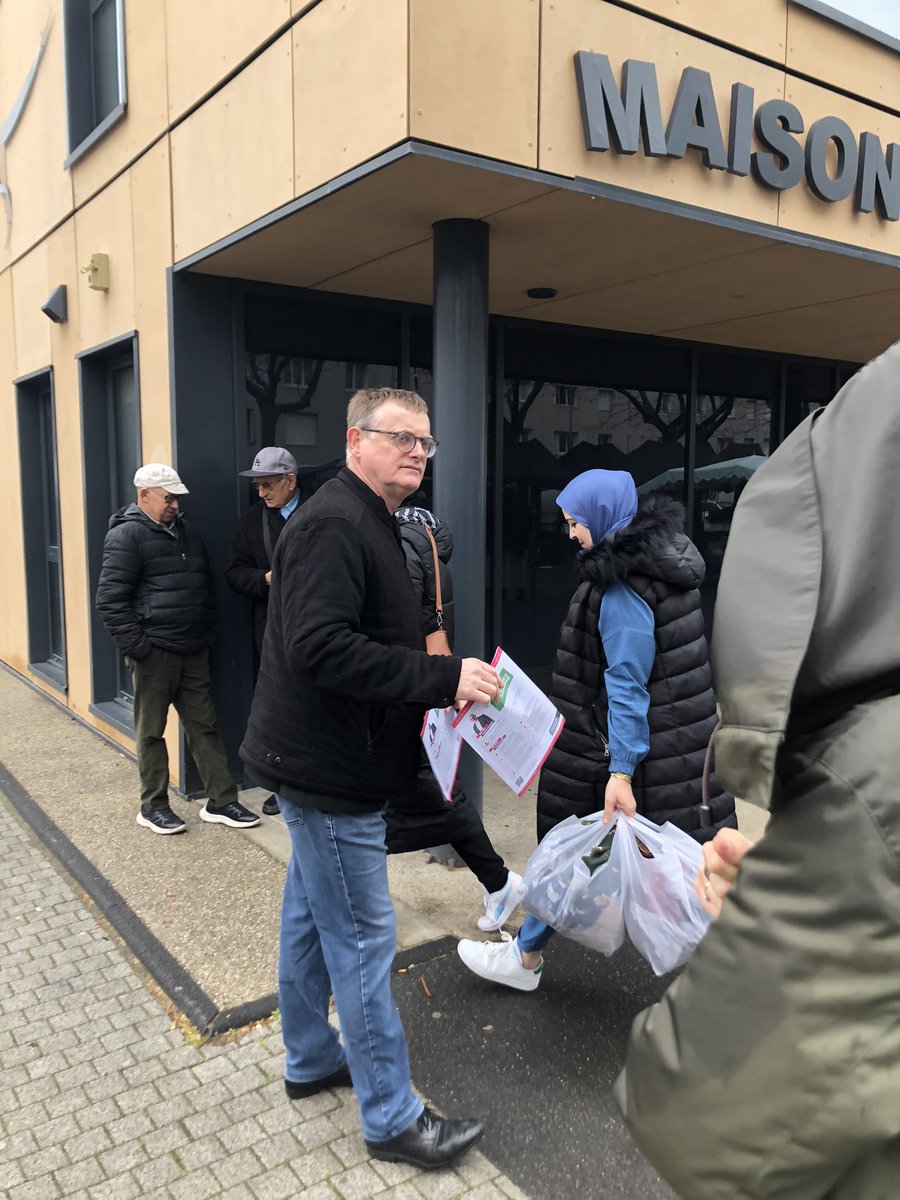 ksrikah's tweet photo. Aujourd’hui nous étions à la rencontre des habitants de la Gauthiere dans les écoles, au marché et porte à porte.
#Solidairesparnature
#Canton1 https://t.co/Lm1BfWTK83