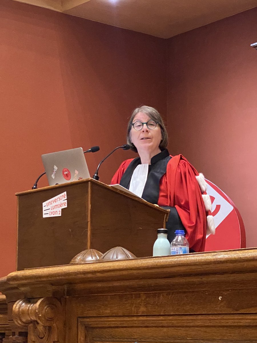 Cérémonie de remise des diplômes de doctorat de l’université Lyon 2 ! J’ai eu l’honneur de remettre le diplôme à 17 jeunes docteur.es de l’ED EPIC dans le magnifique amphi de <a href="/univ_lyon2/">Université Lumière Lyon 2</a> avec la VP recherche et le Recteur délégué de l’enseignement supérieur.