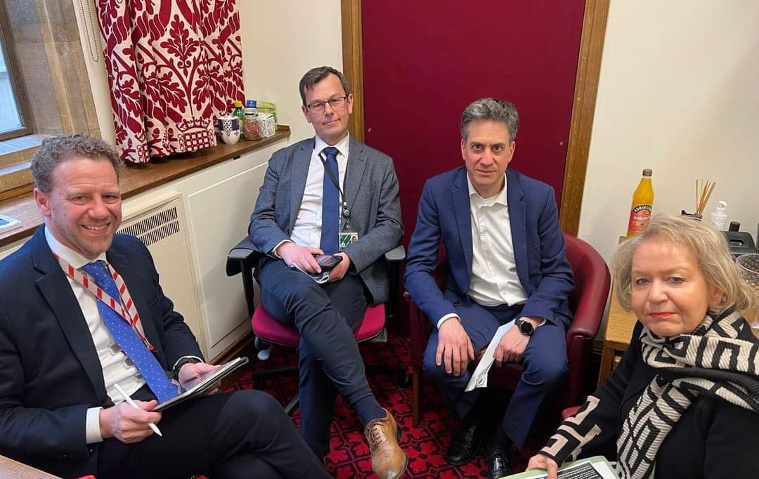 Update from @Ed_Miliband & Rosie Winterton following the meeting of our 3 Doncaster MPs with Lord Markham today. Sadly no new hospital for Doncaster & effectively told that there would be no chance of any money for a new hospital until at least 2034 & even then no certainty.