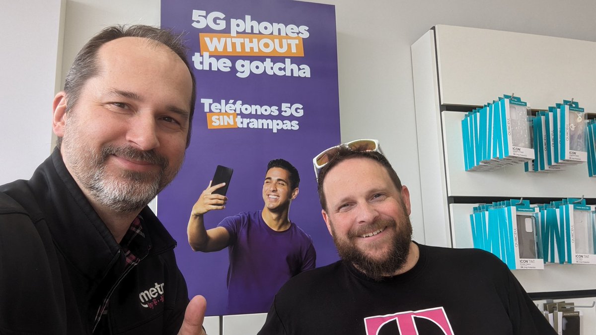 Congratulations @LMCrockett on your promotion to RMM in Peoria, IL! Thank you for your leadership and contributions to Express in St. Louis and we wish you all the best in your new role! @TimMiller44 @thayesnet @MetroByTMobile