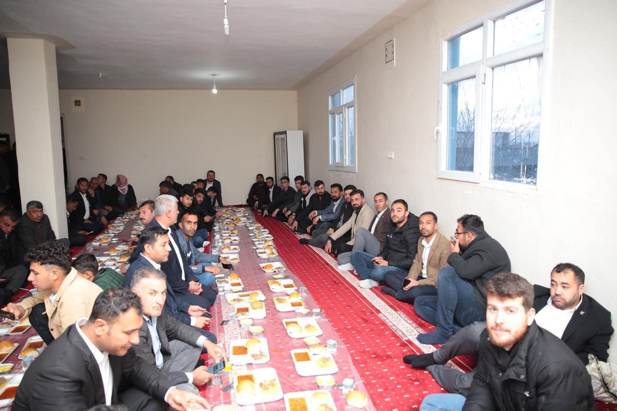 Bugün köyümüze iftar davetimize icabet edip teşrif eden büyükşehir belediye başkan adayımız sn Mehmet Kasım Gülpınar bey efendiye ve il başkanımız sn Ahmet Yetimoğlu ve  tüm deyerli misafirlerimize ayrı ayrı  çok  çok teşekkür ederim bütün gelen misafirlerimin ayağına sağlık