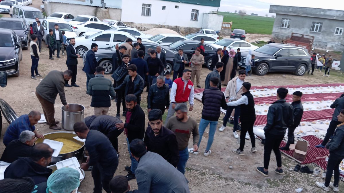 Bugün köyümüze iftar davetimize icabet edip teşrif eden büyükşehir belediye başkan adayımız sn Mehmet Kasım Gülpınar bey efendiye ve il başkanımız sn Ahmet Yetimoğlu ve  tüm deyerli misafirlerimize ayrı ayrı  çok  çok teşekkür ederim bütün gelen misafirlerimin ayağına sağlık