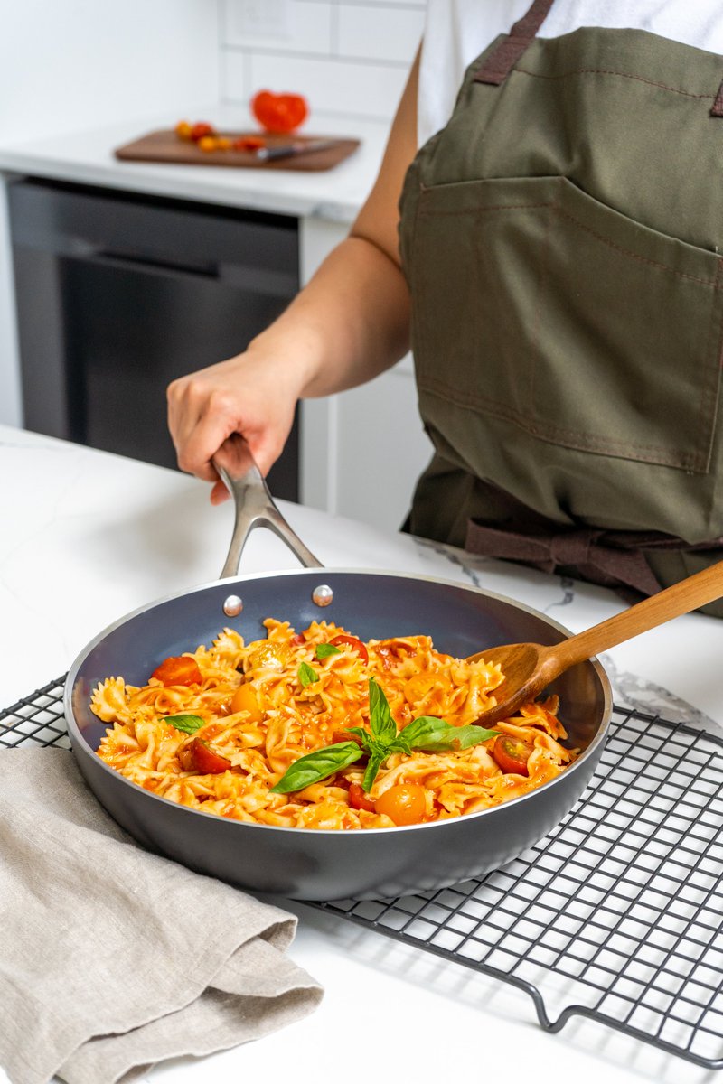 We're all about easy one-pan dinners on weekdays, that's why we love our Everything Pan ❤️‍🔥

Get 10% off all cookware until April 4!
