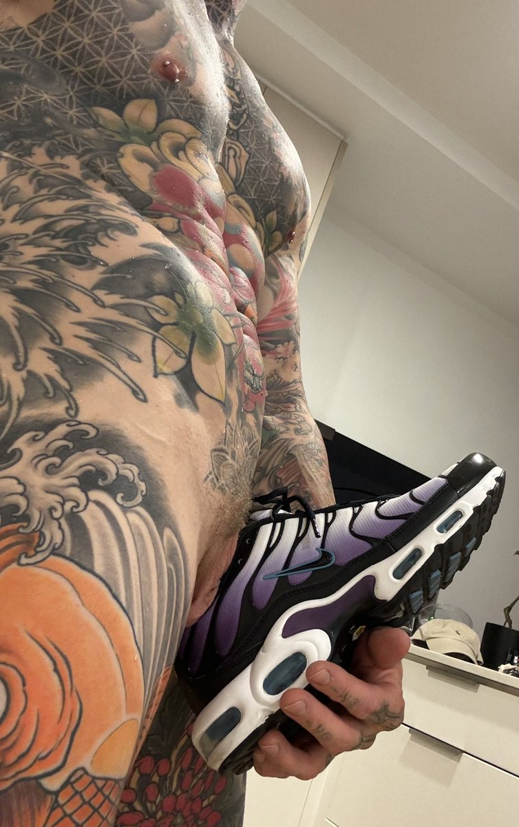 tobacchoe_'s tweet photo. Retweet if u want me to remove the shoe https://t.co/dBoCj6A4Sf