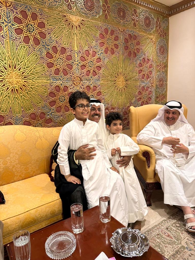 زيارة سمو الشيخ احمد نواف الاحمد لي ديوان اللافي اليوم وفي الصورة الاطفال،،،،،، لافي عبدالله لافي اللافي …. محمد احمد عبدالله اللافي ،،،