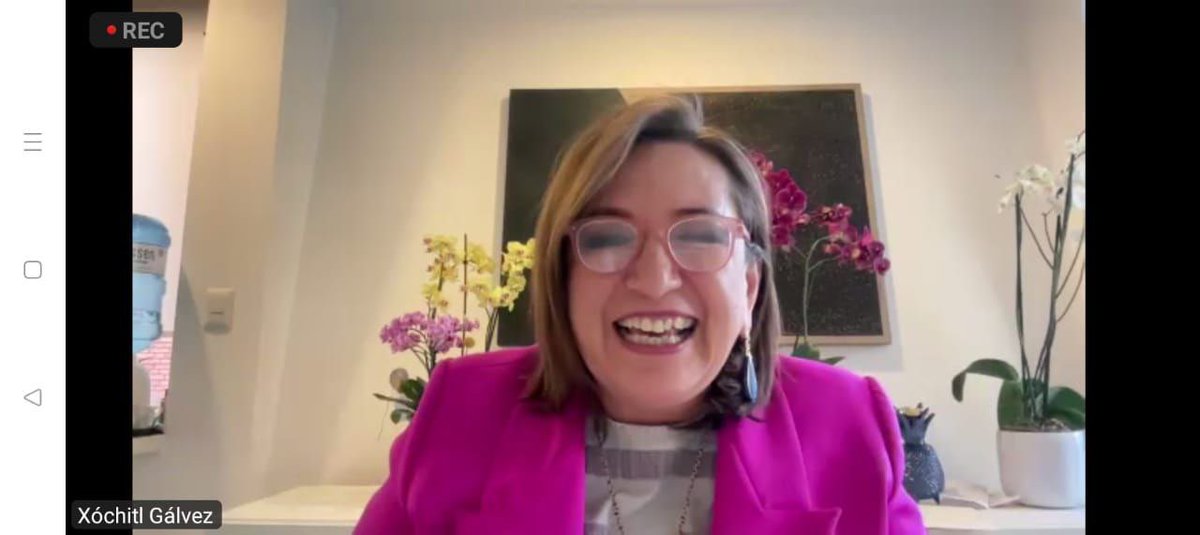 MexicanasconX's tweet image. En una reunión, vía Zoom, más de 500 mujeres de #MexicanasConX nos encontramos con nuestra candidata, @XochitlGalvez, quien nos compartió sus propuestas para impulsar la igualdad de género, participación política de la mujer y estrategias contra la violencia e inseguridad. (1/2)