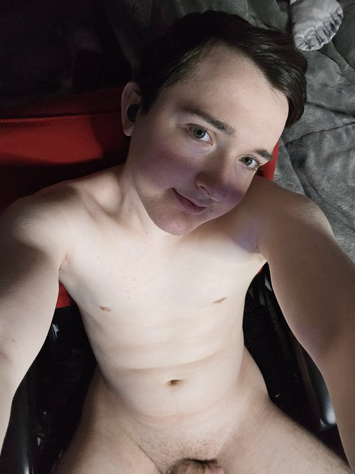 Hey guys im now live on chaturbate xtylercam69 https://t.co/wWVyK7b8Tm