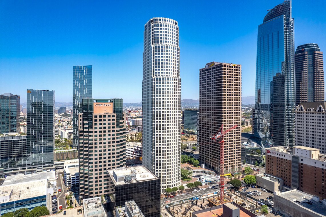 JUST IN: Another trophy office tower in downtown Los Angeles is being sold at a massive 'discount' The 1M sq ft skyscraper is being sold for $145M which is a shocking 50% below the building's debt The seller, Brookfield, had an outstanding loan balance of $319M last yr which…
