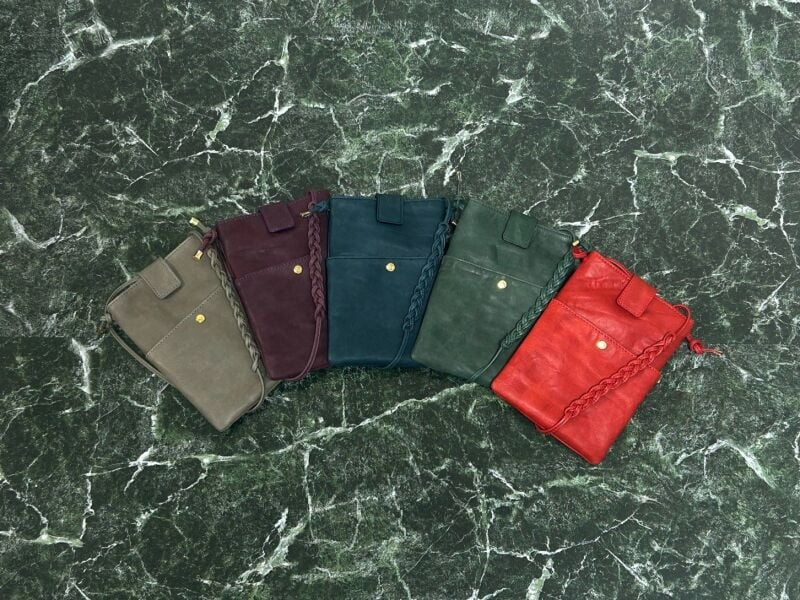 mznihonbashi's tweet photo. 2024年春　丸善革職人展　KUGIRI　
～Leather Craftsmen's Exhibition～
1Fイベントスペース　3/27⇒4/2　最終日17時閉場
デザインから縫製まですべて行っております。見た目以外にも便利といった工夫を込めて作っております。革ハギレ（SDGｓ）でミニマムな革小物を多数揃えております。
#KUGIRI  #革 https://t.co/hePjEBYiiD
