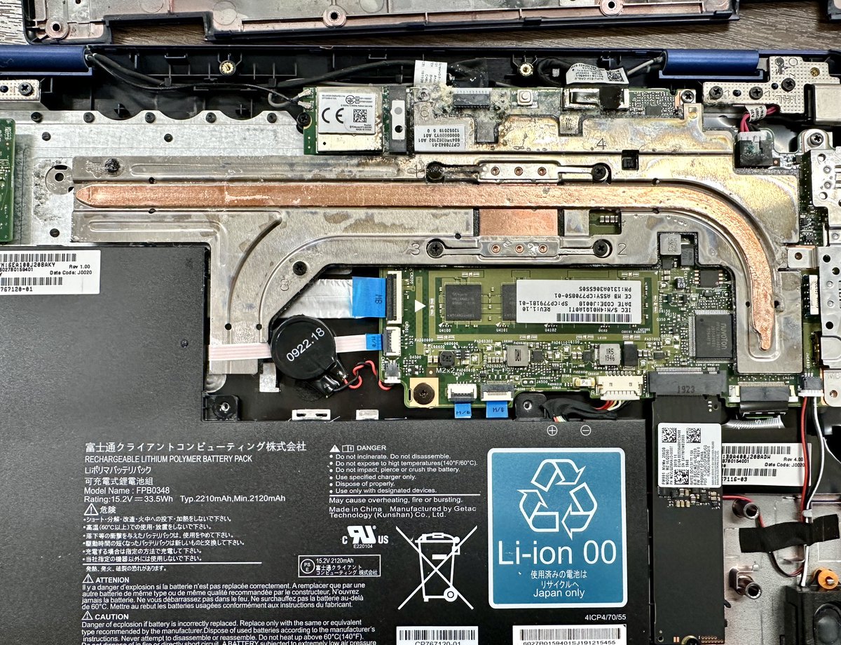 期末繁忙によりご無沙汰しておりました。

ビールをこぼしてしまったモバイルノートのデータ救出のご依頼です。粘性含有に近い液体の場合こうなってしまいます。

SSDは幸い影響なく、取り出しを完了し無事お客様へ重要なデータをお渡し出来ました。

#気仙沼
#パソコン修理
#データ救出