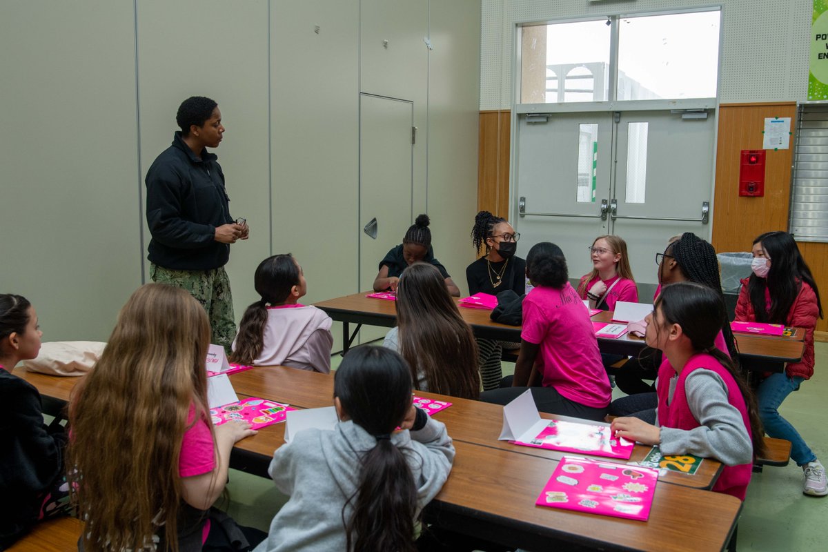 Chief Machinist’s Mate Keneen Hendon, from Oakland, California, assigned to the U.S. Navy’s only forward-deployed aircraft carrier, USS Ronald Reagan (CVN 76), mentors students during a community relations event at Yokosuka Middle School.

#USNavy | #ForgedByTheSea https://t.co/Dmhntsf3VP