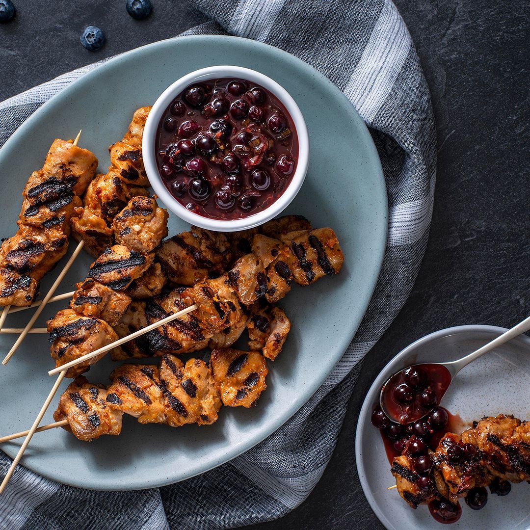 This Chicken Satay with Blueberry Ginger Sauce is *the* dish that’ll turn every season into grilling season. Serve as an appetizer with friends or make as a weeknight meal – either way, this is one recipe you’re going to want in your regular rotation. 😋 bit.ly/3uMC8bH