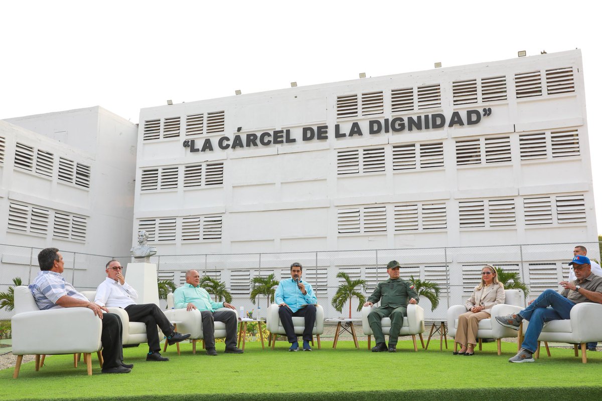 ¡Extraordinarios recuerdos! Fuimos este #26Mar, en el 30º aniversario de la salida del comandante Chávez, a recorrer estos espacios que recordamos desde lejos, la Cárcel de la Dignidad. Un lugar lleno de anécdotas; al mirar estas fotografías que registran el tiempo histórico, con