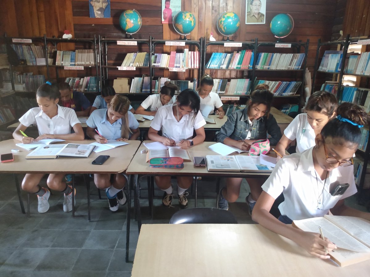 Educandos del 10 grado realizando sus actividades en nuestra biblioteca@CubaMined <a href="/dpestgo/">DGE Santiago de Cuba</a> <a href="/dmeguama/">Dirección Municipal de Educación Guamá</a>  <a href="/santiagodecuba/">Santiago de Cuba</a> #guama