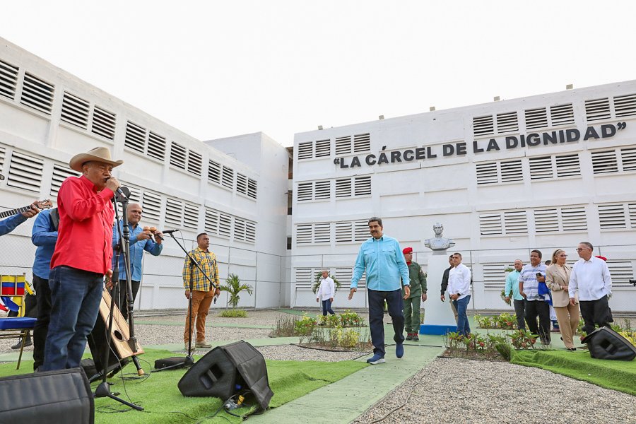 Aquí estamos 30 años después renovándonos, actualizándonos, creciendo, construyendo, de verdad, ‘verdaita’, sin marketing, esto no tiene que ver con el gobierno imperialista, nosotros estamos hechos de barro, de un pueblo, siendo ejemplo de su consciencia y rebeldía, con el ideal