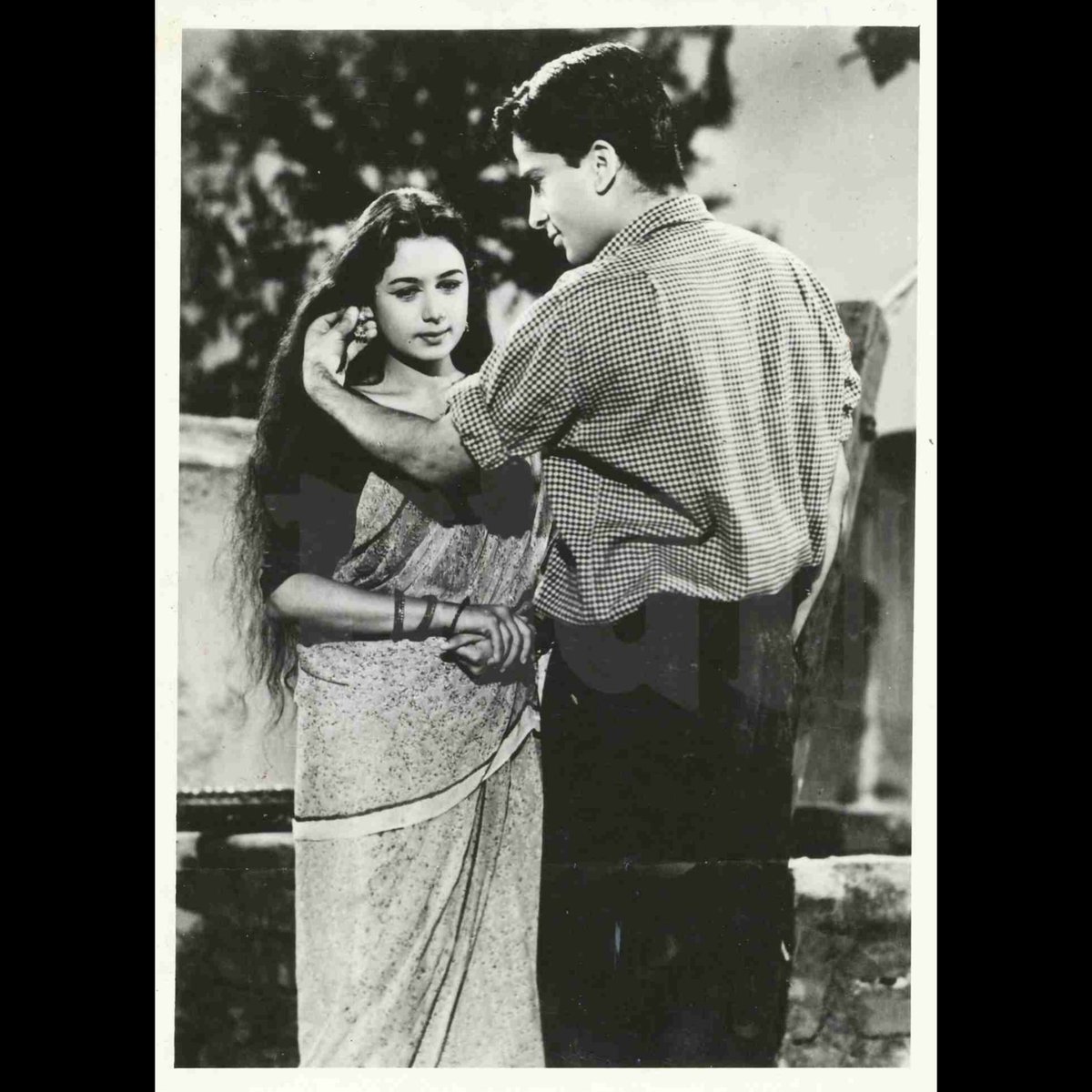 Nanda and Shashi Kapoor appear in an intense moment in the film Char Diwari (1961) directed by Krishna Chopra. The soundtrack was composed by Salil Choudhury with lyrics by Shailendra with hit songs including 'Kaise Manaoon Piawa' and 'Jhuk Jhuk Jhuk Jhum Ghata'.