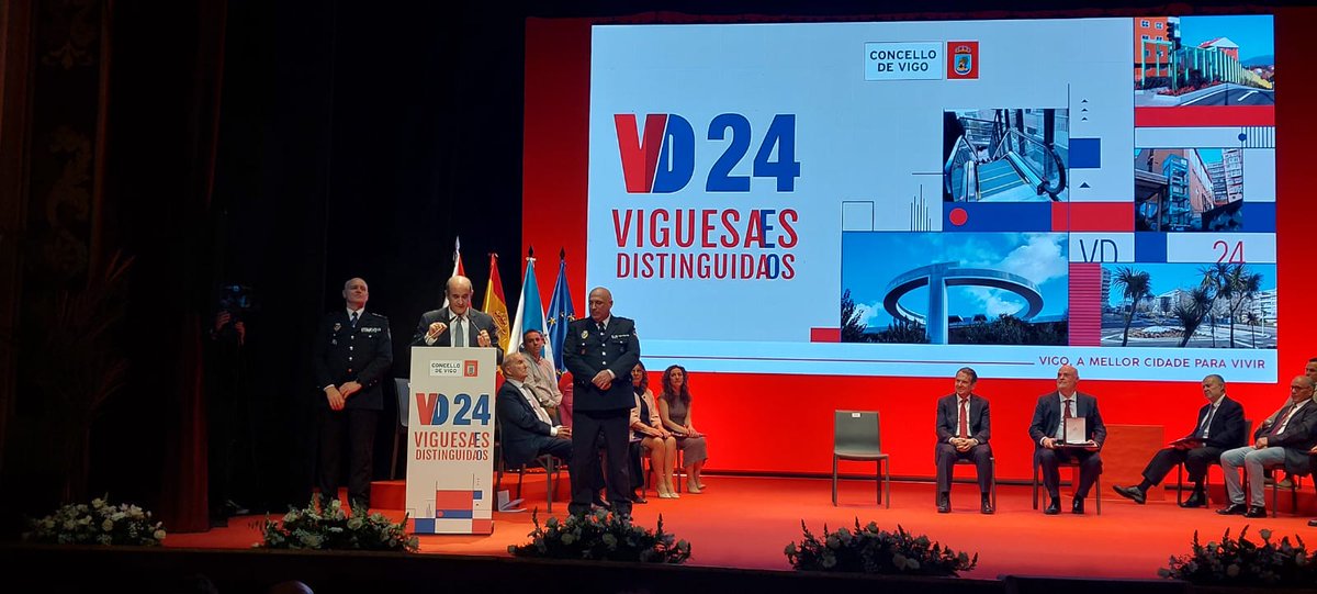 Un honor recibir la Medalla de Oro de la Ciudad que nos ha entregado el Concello de #Vigo por nuestros 200 años de historia El DG de @policia ha agradecido la labor de todos los agentes que, a diario, trabajan para garantizar la convivencia ¡GRACIAS VIGO! #BicentenarioPolicía