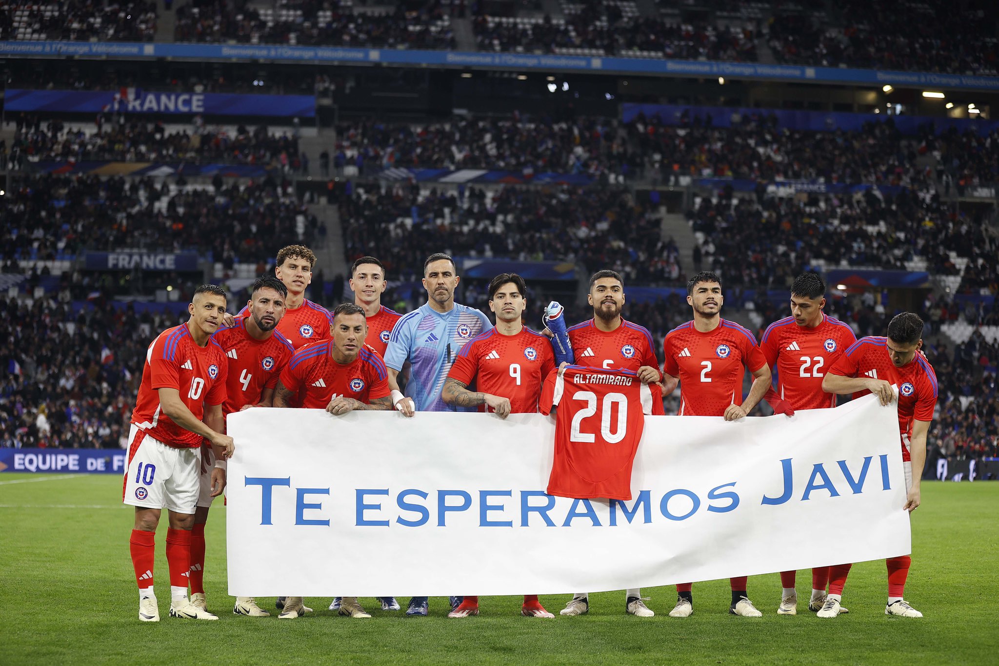 Antes de enfrentar a Francia, Chile mostró una bandera en apoyo a Javier Altamirano | Canal Showsport