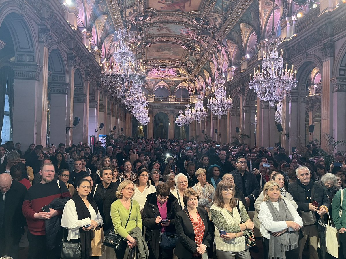 Soirée de fête a l'hôtel de ville C'est la Gard(i)en Party ! Des centaines de gardiennes et gardiens d'immeubles sont venus partager des moments de convivialité et d'échanges Au quotidien ils font vivre Paris et apportent de l'humanité à notre ville Merci à elles et eux !