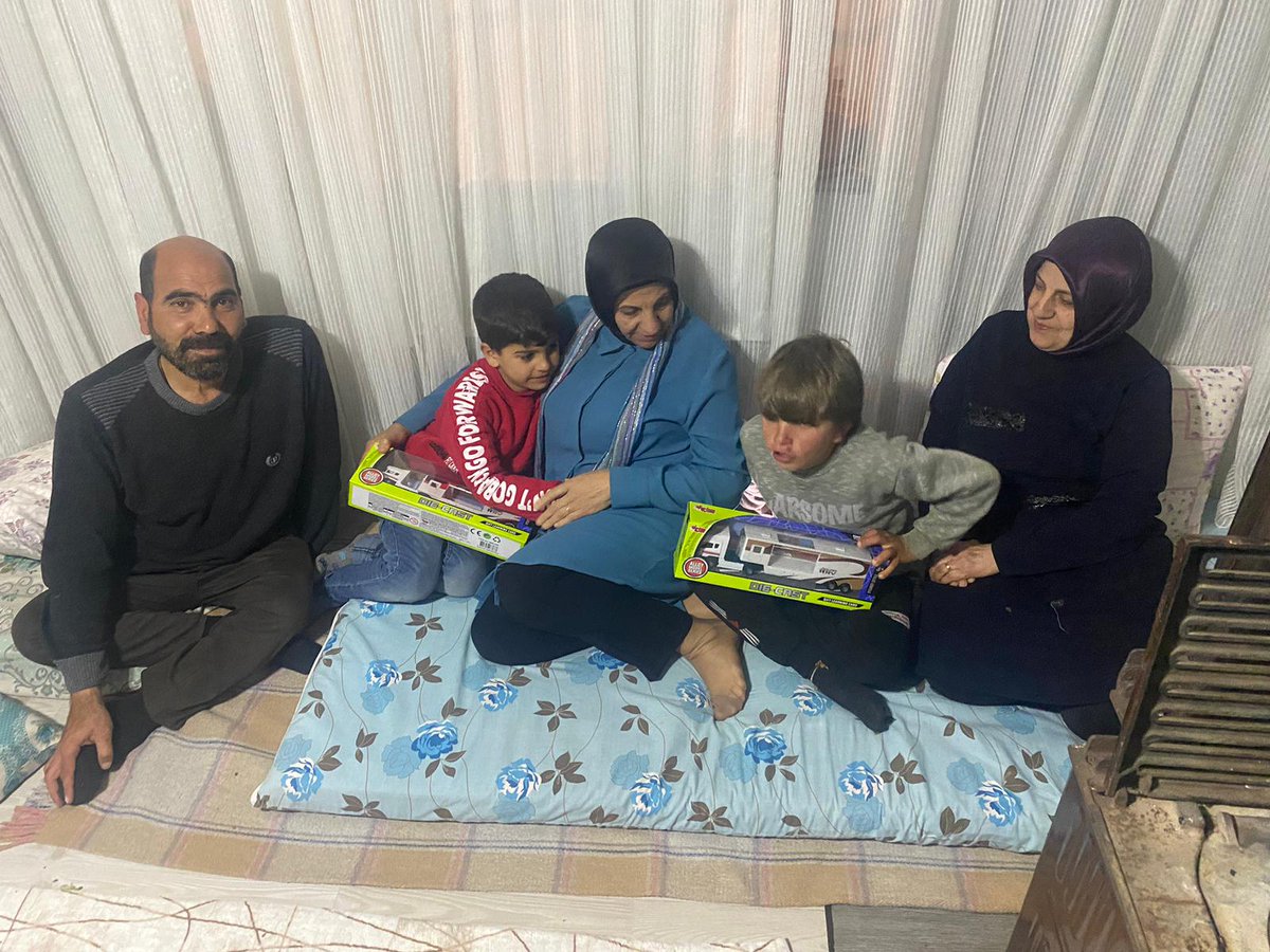 havvaduran65's tweet photo. Bizim kültürümüzde #Ramazan ayı paylaşmak ve aynı sofranın etrafında Allah’a hamd etmek demektir.
#Tennur ailesinin gönül sofrasına misafir olduk. Değerli ailemize ev sahipliği için teşekkür ediyorum.

📍 Edremit/ Yalı Mahallesi https://t.co/fZLRE2cIlW