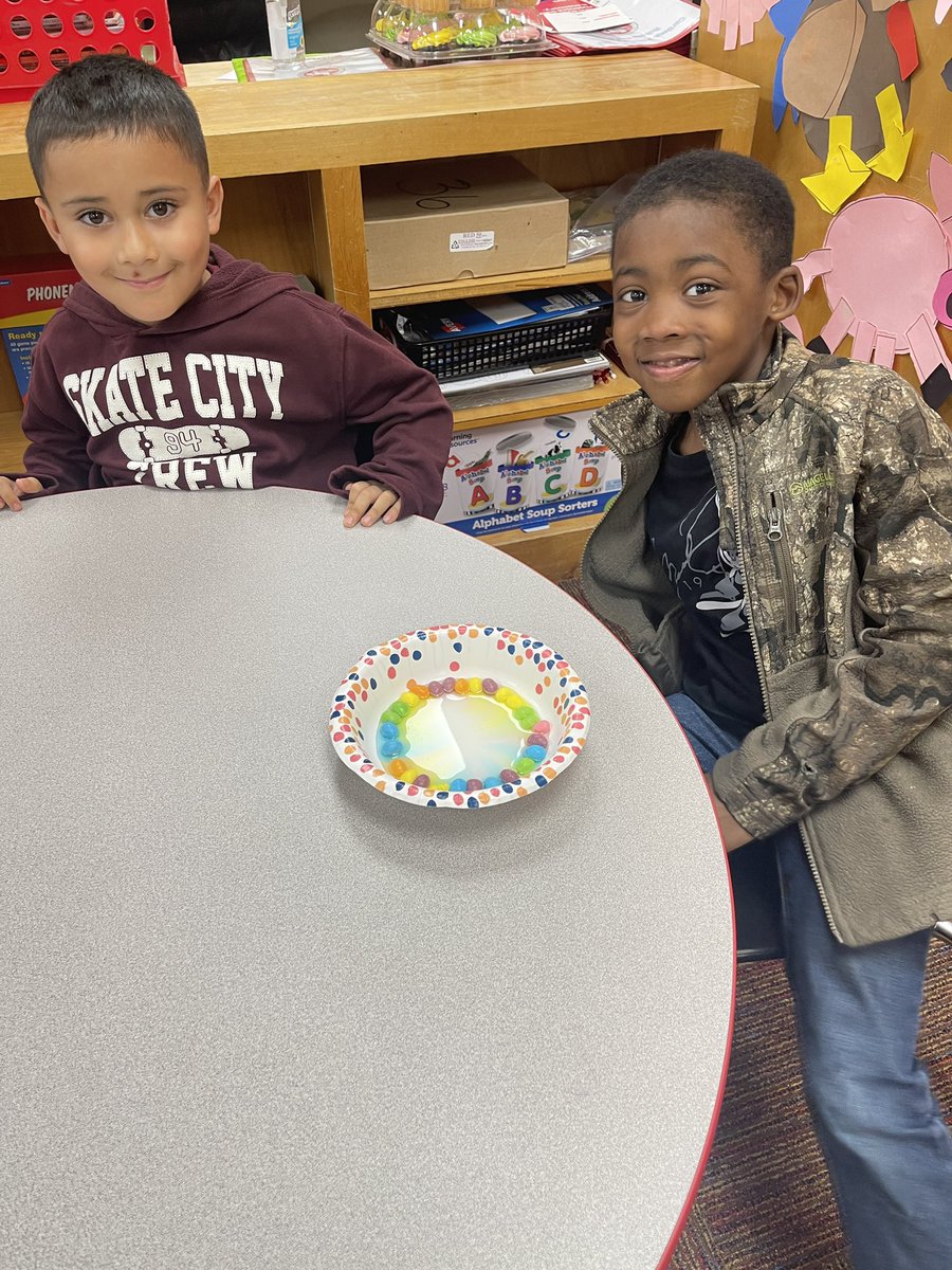 𝐌𝐬. 𝐁𝐥𝐢𝐬𝐬𝐞𝐭𝐭'𝐬 𝐊𝐢𝐧𝐝𝐞𝐫𝐠𝐚𝐫𝐭𝐞𝐧 𝐂𝐥𝐚𝐬𝐬 had loads of fun with a Rainbow Science experiment! They put jelly beans in separate bowls of vinegar & water to see what would happen. The vinegar melted the jelly beans much faster than the water. #WhereBulldogsBegin