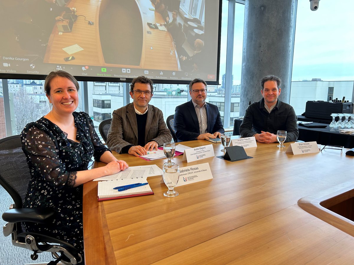 La table ronde sur la « Préservation et la valorisation du patrimoine francophone oral » commence à l'instant! @CCRMF_UOttawa #francophonie @uOttawa @uOttawaMLagace