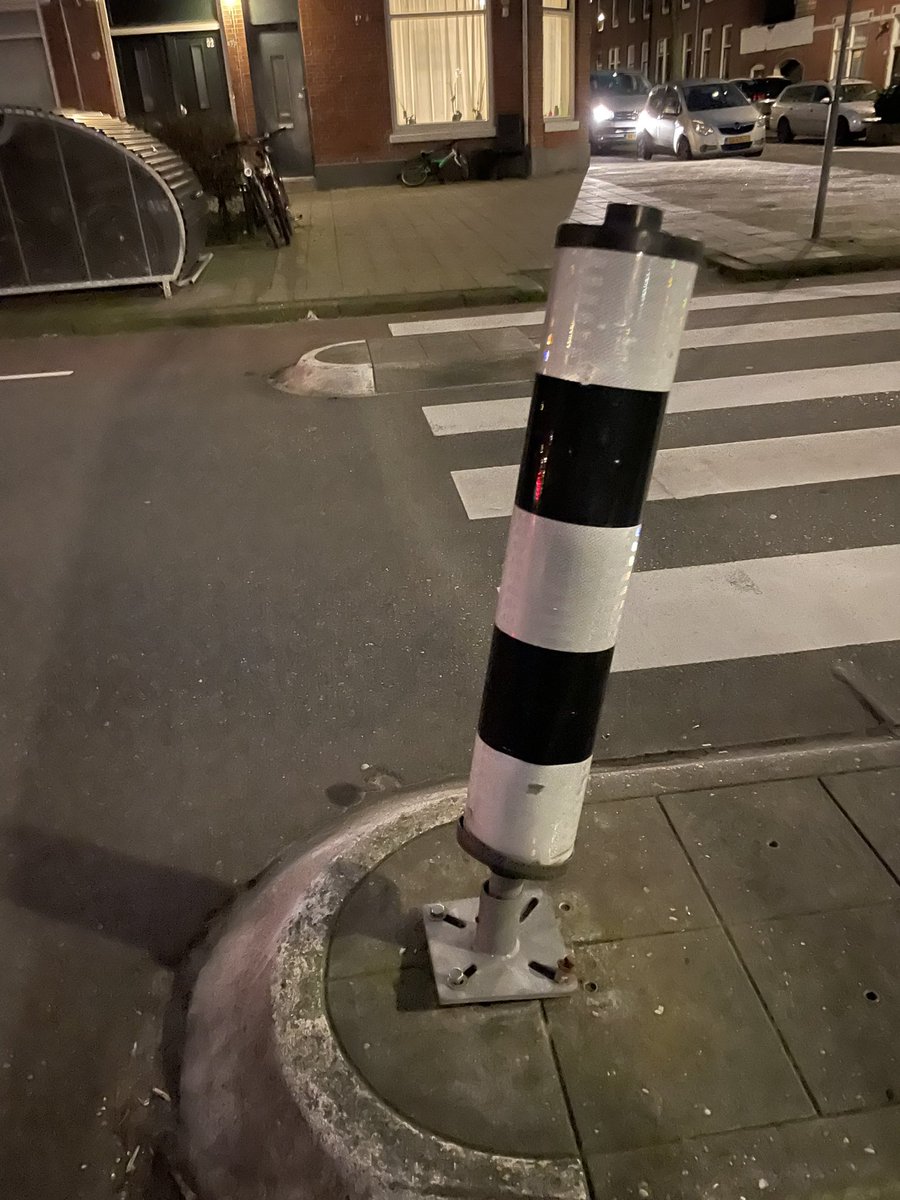 BobbyScheepe's tweet photo. Vanavond meegelopen met de mannen Manfred en Jaap van Buurtpreventie Zuid. Ze signaleren van alles op het openbaar gebied, ruimen op, houden veel in de gaten en maken een praatje. 
Complimenten aan deze vrijwilligers en dank voor deze gezellige wandeling. https://t.co/7vGzQBsFGj